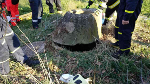 Hasiči vytahovali dítě ze skruže