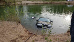 Hasiči si hráli na rybáře, vytáhli utopený automobil