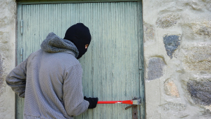 Dvaadvacetiletý mladík kradl na policejní stavbě