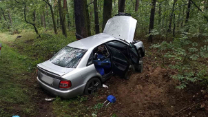 Hasiči vytahovali zaklíněnou osobu po havárce osobáku