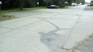 Dělnická ulice v Černé za Bory prochází rekonstrukcí