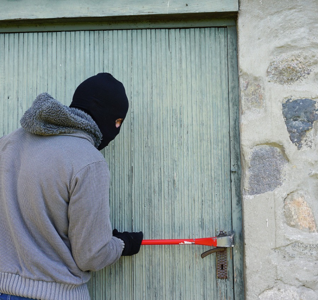 Dvaadvacetiletý mladík kradl na policejní stavbě