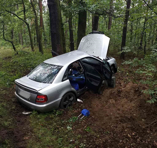 Hasiči vytahovali zaklíněnou osobu po havárce osobáku