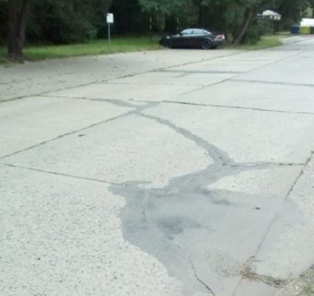 Dělnická ulice v Černé za Bory prochází rekonstrukcí