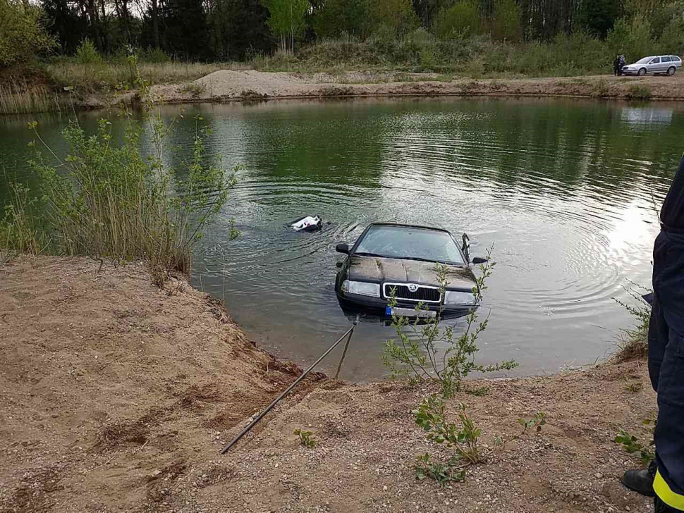 Hasiči si hráli na rybáře, vytáhli utopený automobil