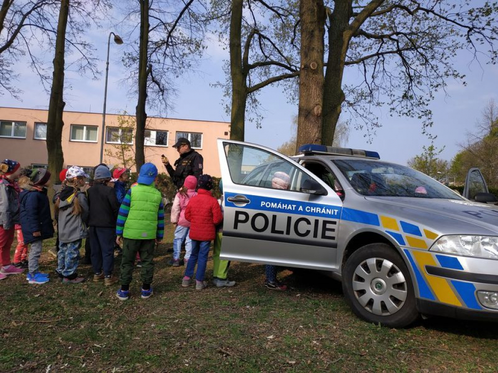 Téma prevence představili policisté ve školce i na středních