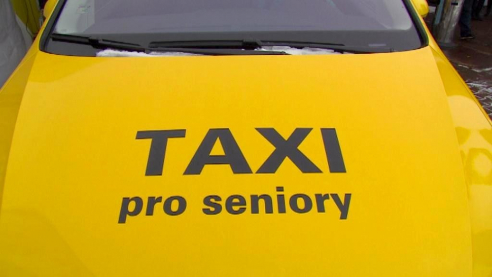 Služba Senior taxi pokračuje s vylepšenými podmínkami