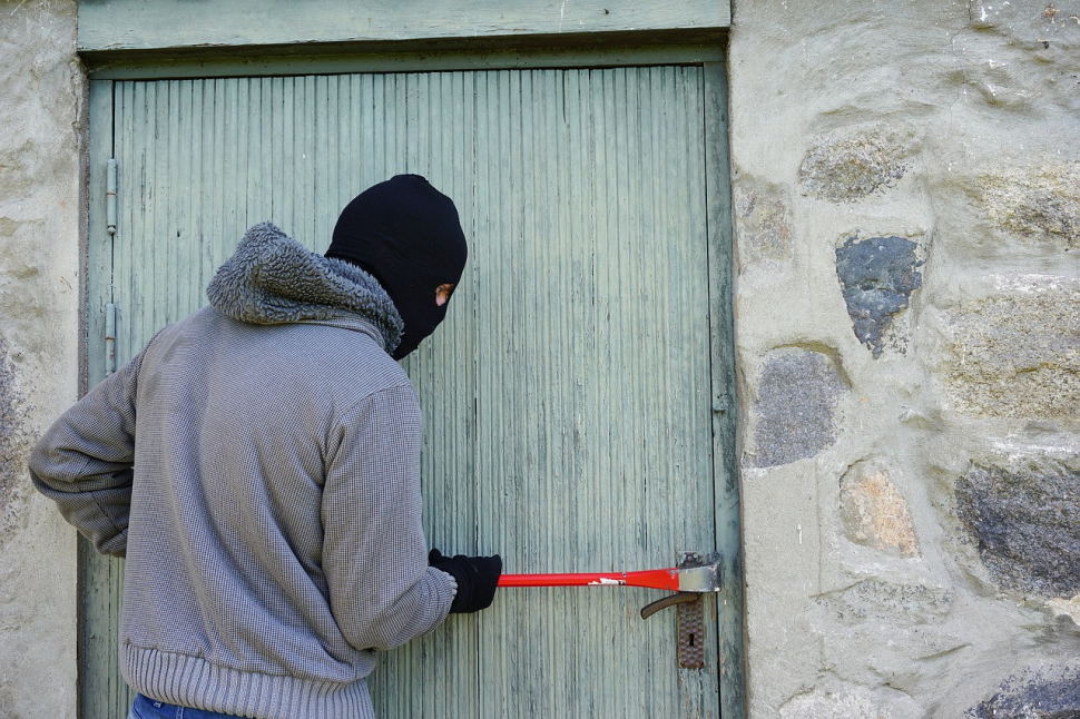 Dvaadvacetiletý mladík kradl na policejní stavbě