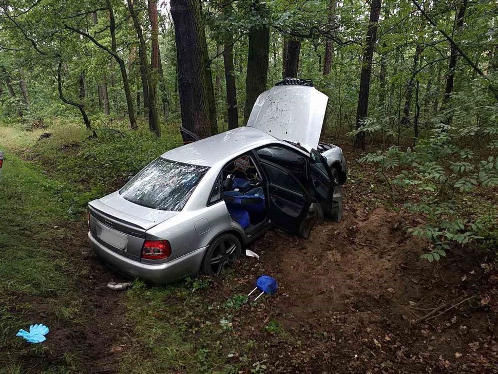 Hasiči vytahovali zaklíněnou osobu po havárce osobáku